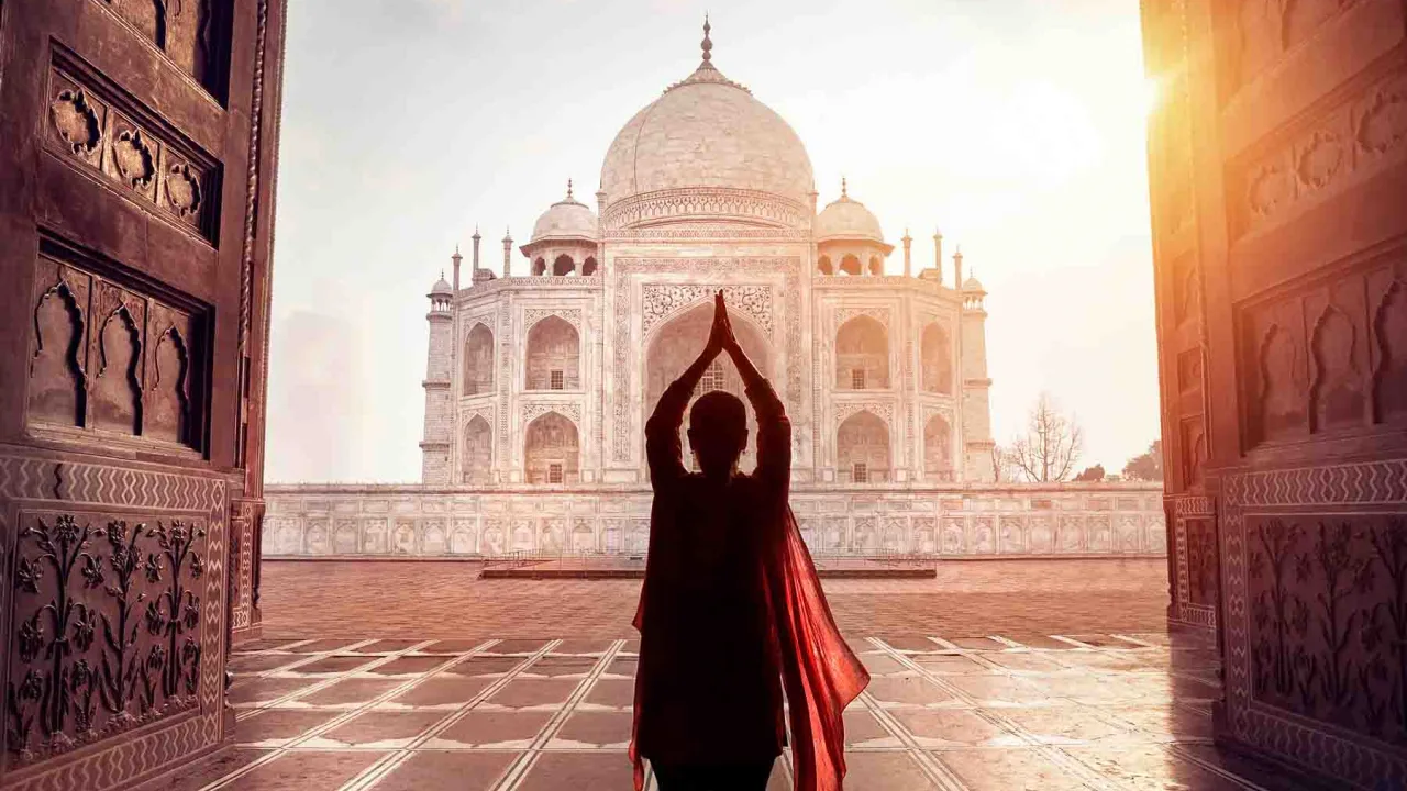 Prière devant le Taj Mahal, Inde, Oasis