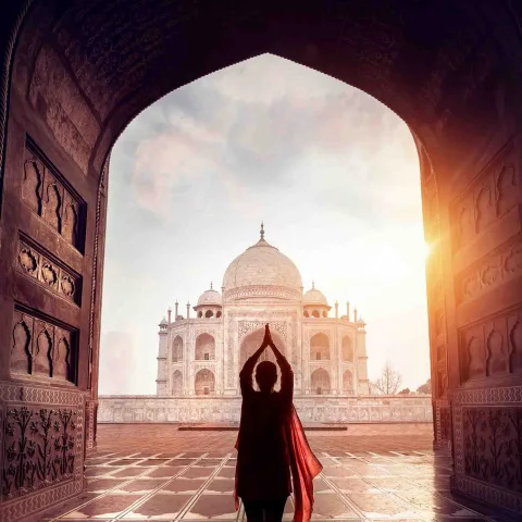 Prière devant le Taj Mahal, Inde, Oasis