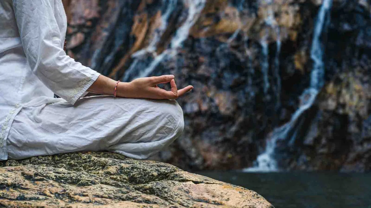 Méditation devant une cascade, Oasis