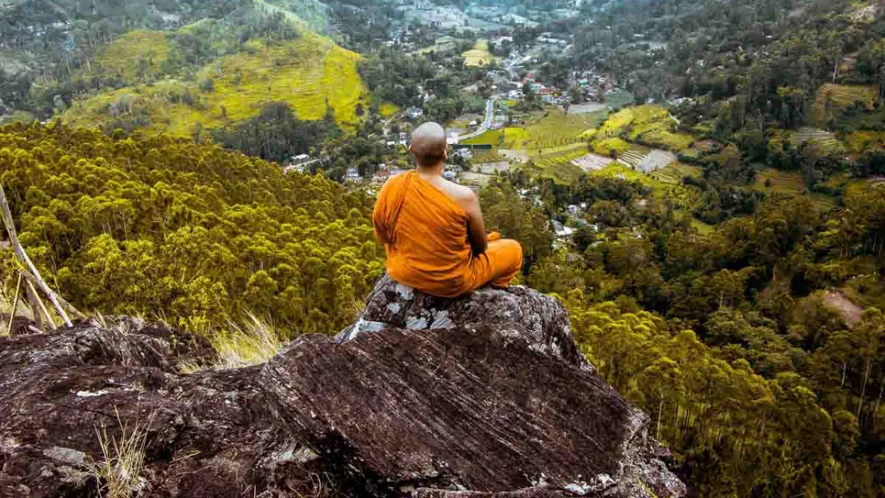 Bouddhiste en méditation face à la vallée, Inde, Oasis