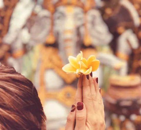 Prière et offrande dans un sanctuaire à l'attention du dieu Ganesh, hindouisme, Oasis