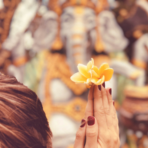 Prière et offrande dans un sanctuaire à l'attention du dieu Ganesh, hindouisme, Oasis