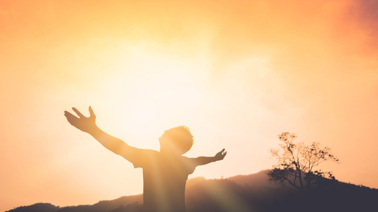 Silhouette d'un homme adressant sa prière au ciel, Oasis