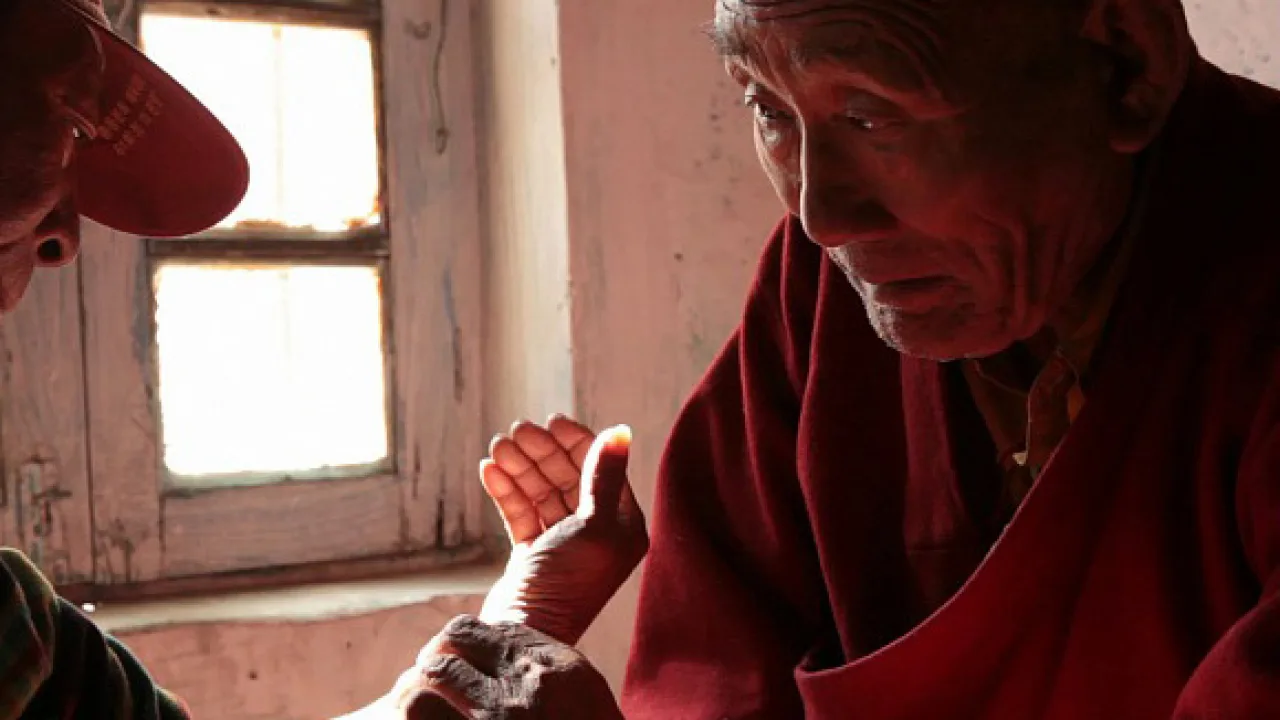 Amchi, médecin traditionnel de l'Himalaya, Oasis