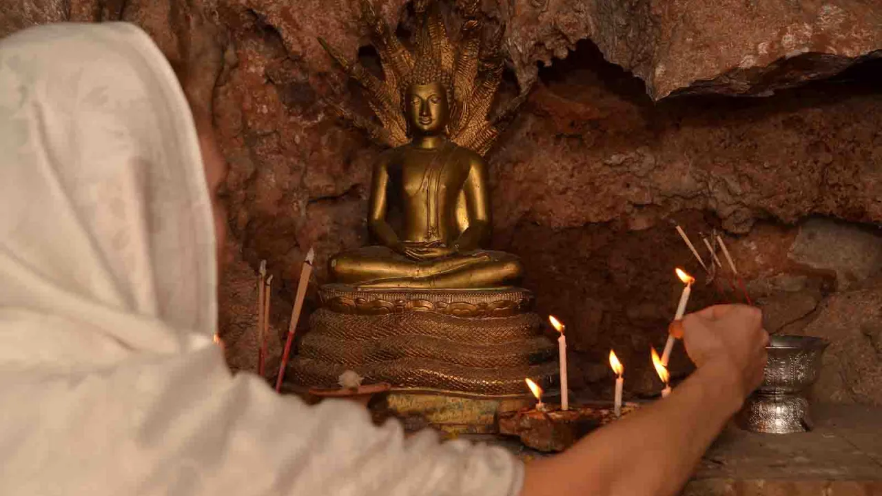 Geste de dévotion dans une grotte méditative, Himalayas, Ladakh voyage bouddhisme, Oasis