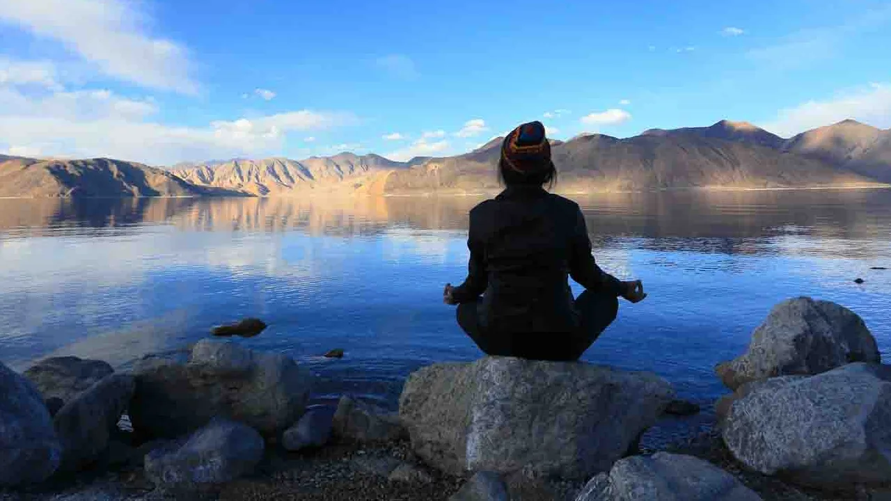 Méditation aux abords d'un lac sacré, Himalayas, Oasis