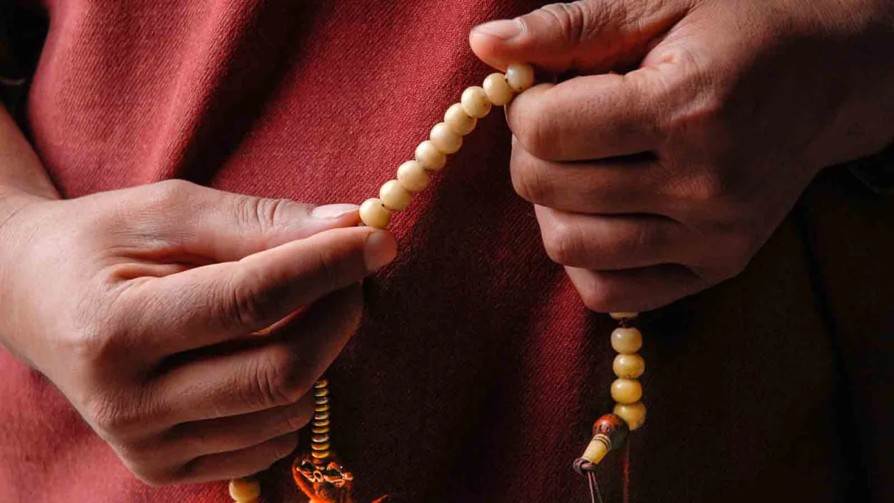 Prière bouddhiste à l'aide d'un mala, Himalayas, Oasis