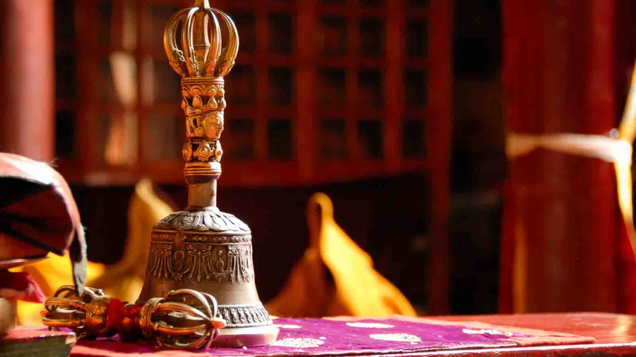 Clochette et Vajra dans le monastère de Likir, Inde Ladakh, Oasis