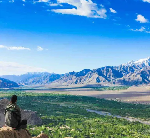 Méditation avec vue sur la vallée de la Nubra, Inde Ladakh, Oasis