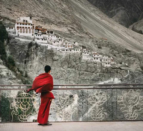 Moine bouddhiste devant le monastère de Diskit, Inde Ladakh, Oasis