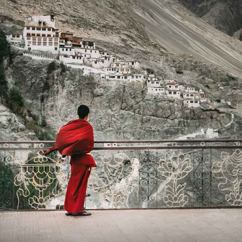 Moine bouddhiste devant le monastère de Diskit, Inde Ladakh, Oasis