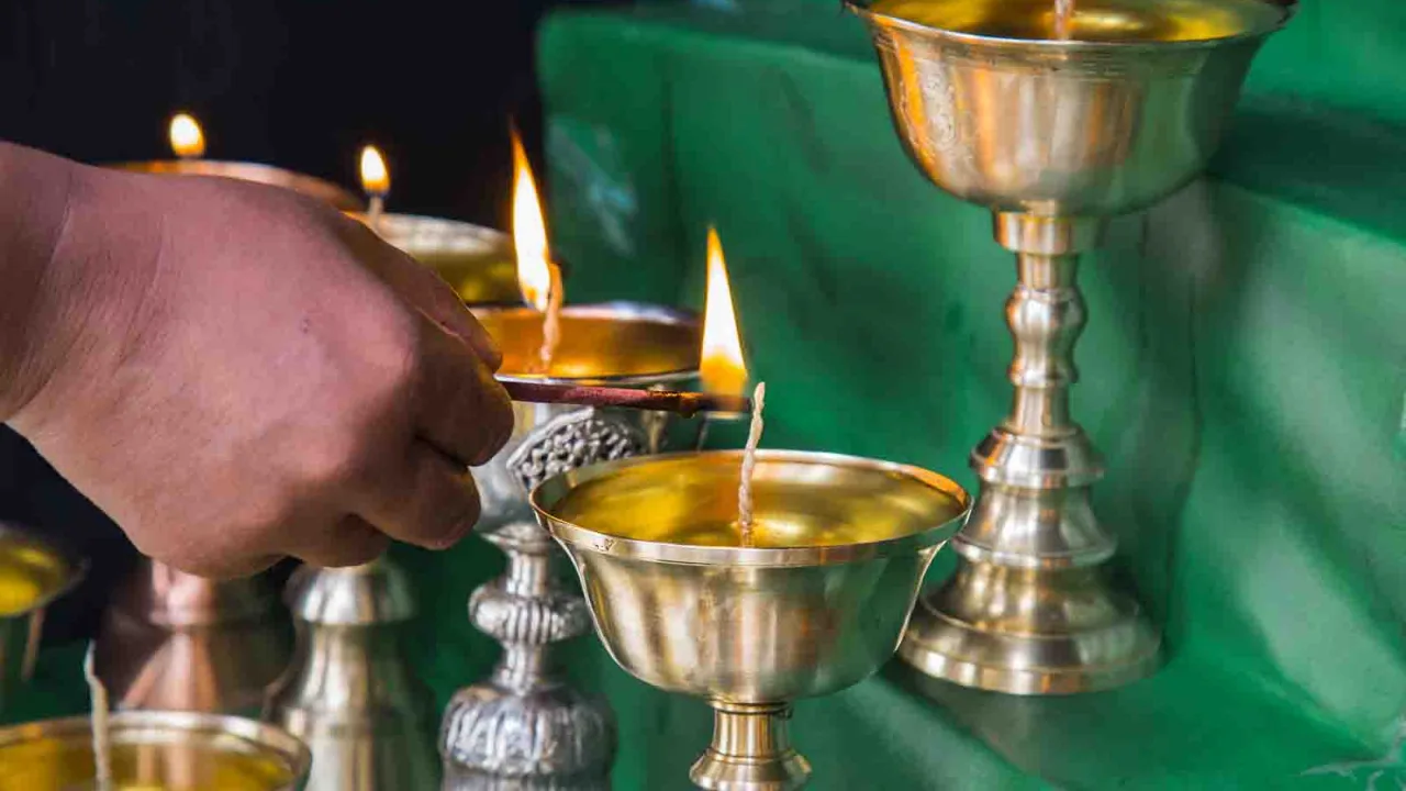 Bougies allumées à l'occasion de la puja matinale, cérémonie bouddhiste, Inde Ladakh, Oasis