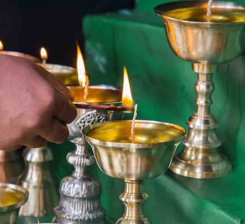 Bougies allumées à l'occasion de la puja matinale, cérémonie bouddhiste, Inde Ladakh, Oasis