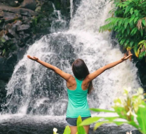 Méditation au pied d'une cascade France Oasis