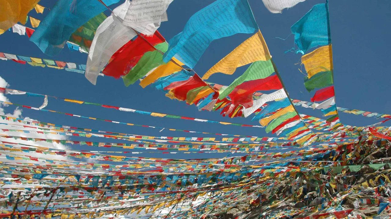 Drapeaux de prière, circuit spirituel Tibet Oasis