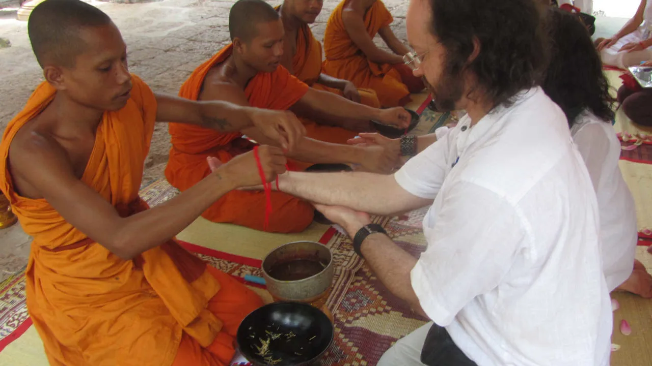 Bénédiction d'un moine au Cambodge, Oasis