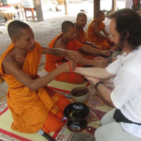 Bénédiction d'un moine au Cambodge, Oasis