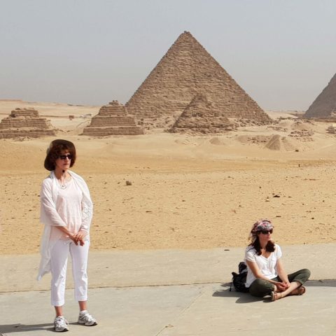 Méditation au pied des Pyramides en Egypte