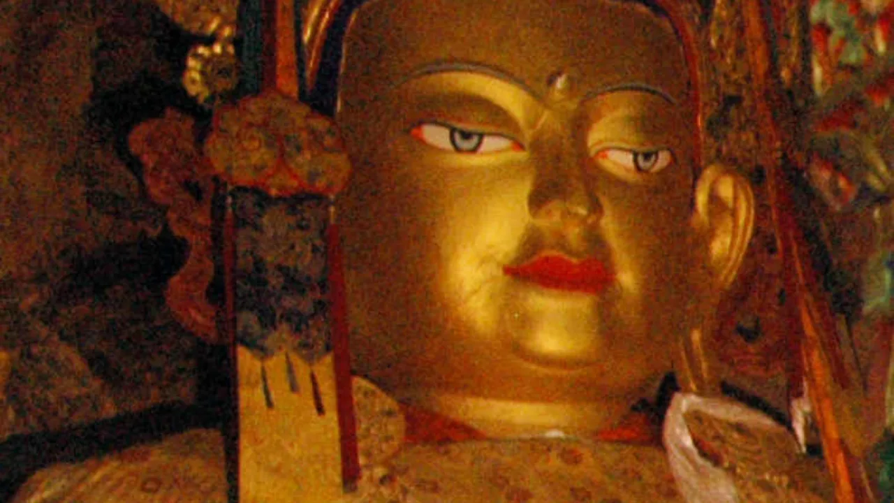 Statue vénérée Maitreya Tibet, voyage initiatique Oasis