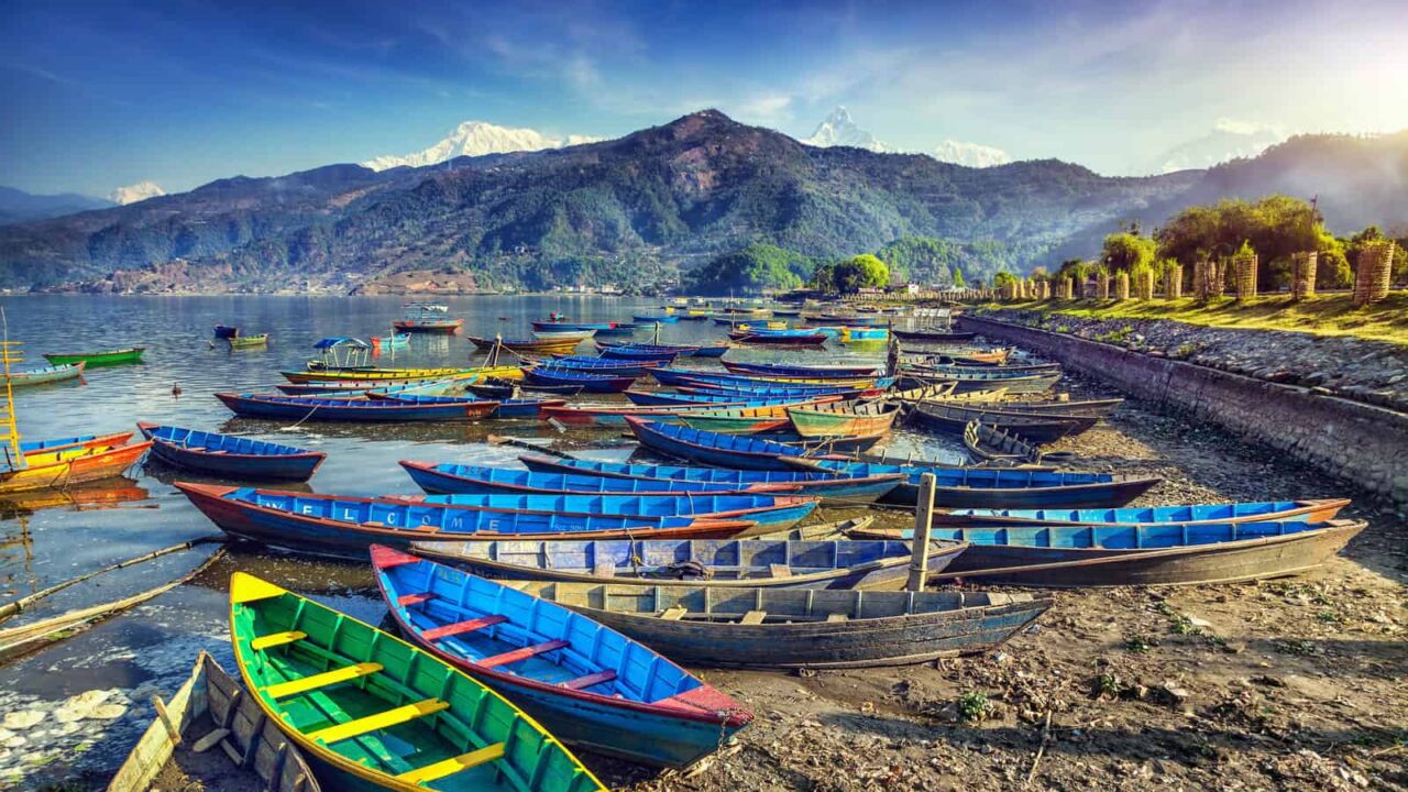Népal Pokhara bateaux et lac