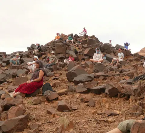 Jordanie méditation en silence dans désert