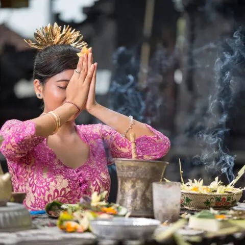 Pray-in-the-temple