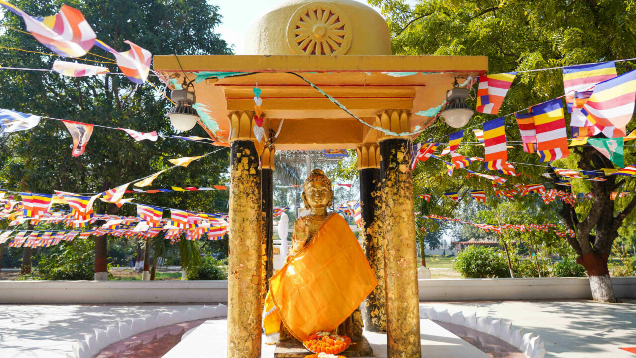 Rajgir Buddha statue circuit conscience Inde Oasis