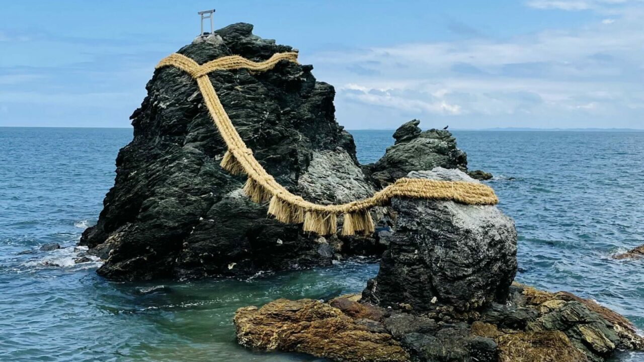 Meoto-Iwa rochers sacrés Japon Oasis