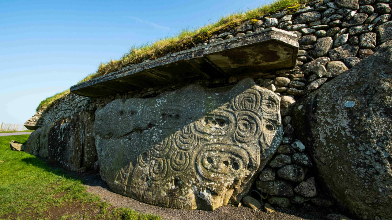 Newgrange gravures mégalithiques Irlande Oasis