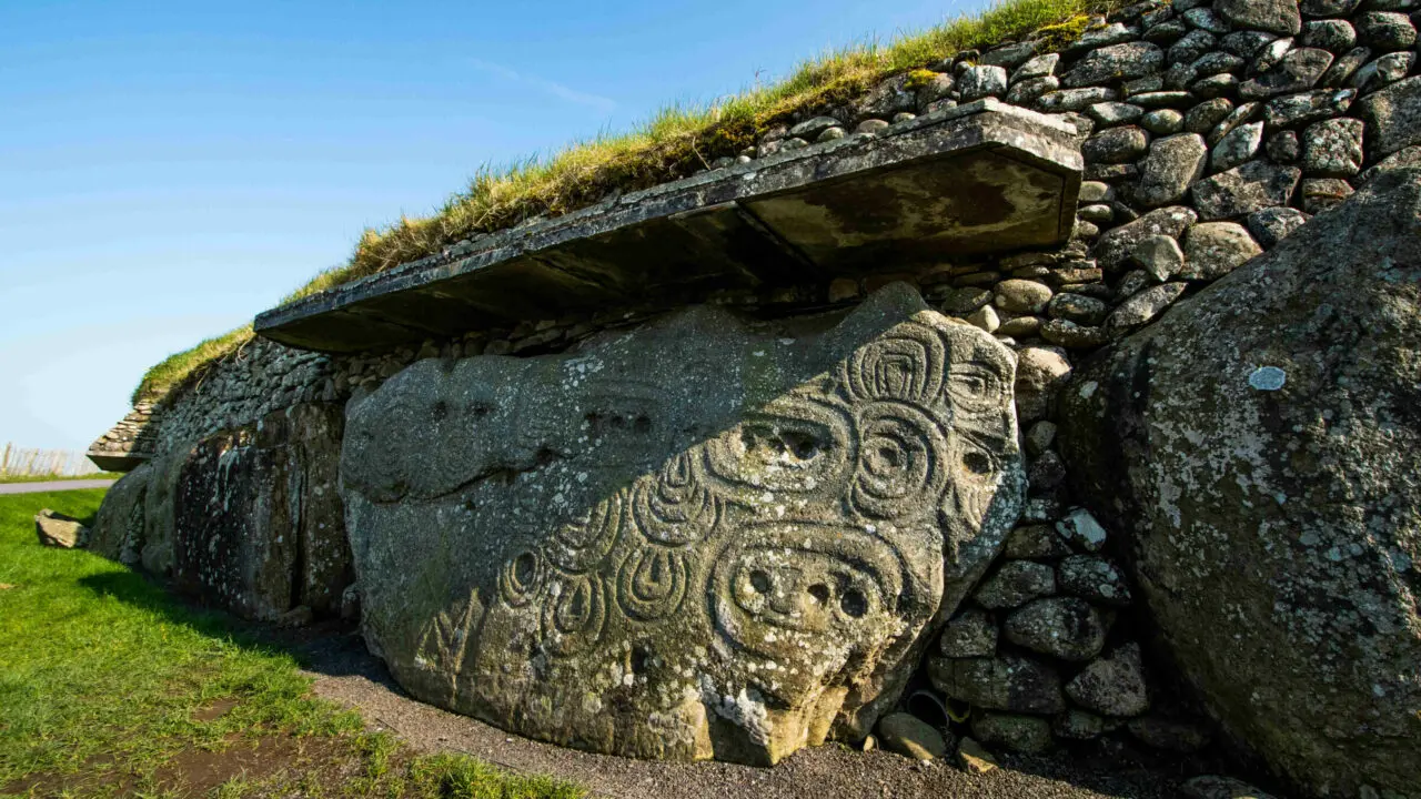 Newgrange gravures mégalithiques Irlande Oasis