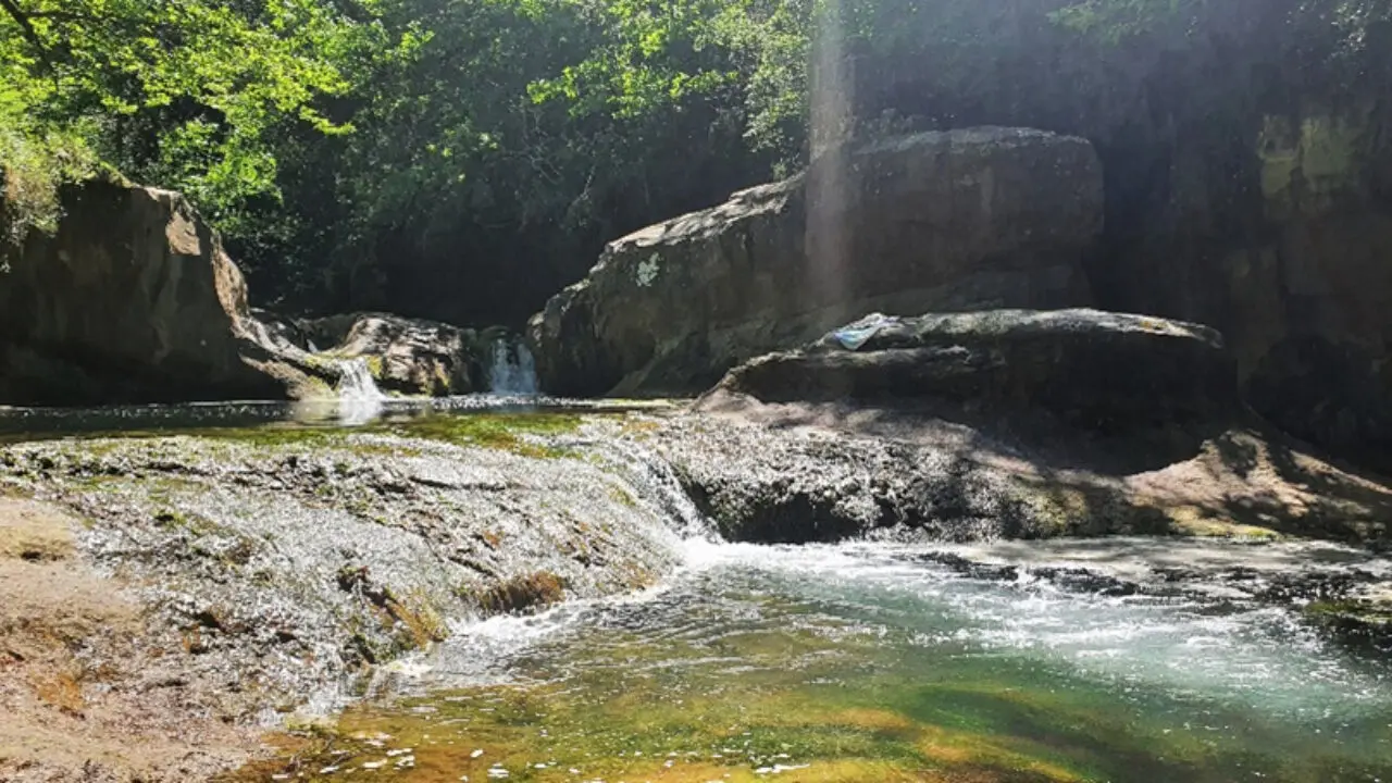 FONTAINE DES AMOURS Pays Cathare France Oasis