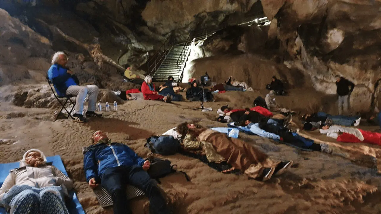 LOMBRIVES GROTTE HYPNOSE Pays Cathare France Oasis
