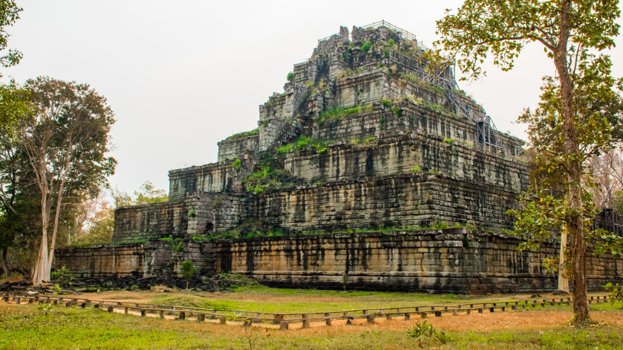 Pyramid of ancient complex Koh Ker, Cambodge