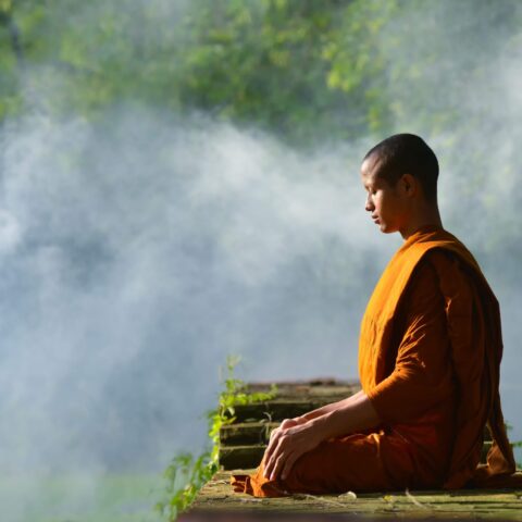 Cambodge moine méditation