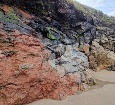 voyage_initiatique_compostelle_grotte_plage