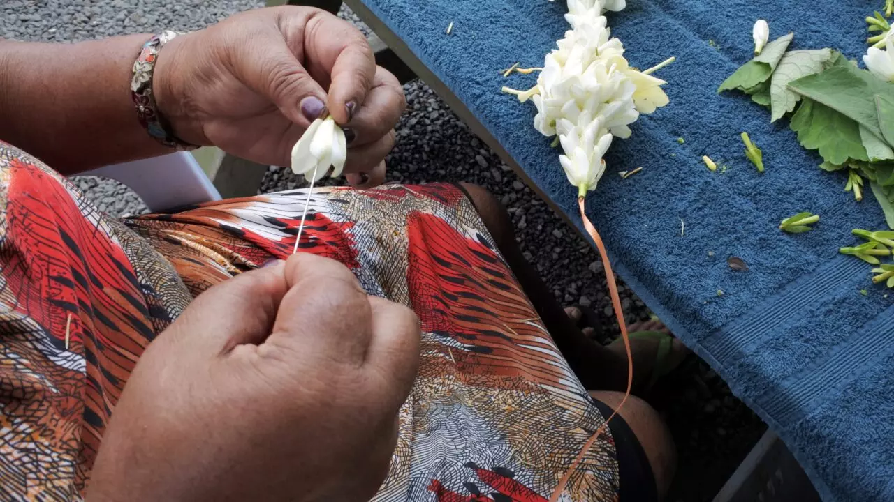 Collier de fleur tressage traditionnel Polynésie
