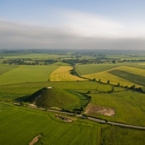 Silbury Hill et campagne verdoyante_Angleterre